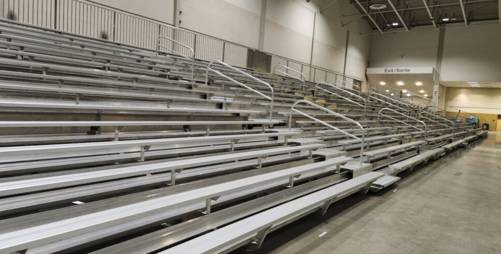Mobile bleacher riser and footboard safety